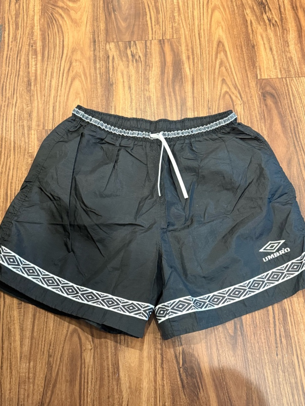 Vtg Umbro BLACK SOCCER SHORTS XL
90s running nylon gym Sewn Logo
Made In USA